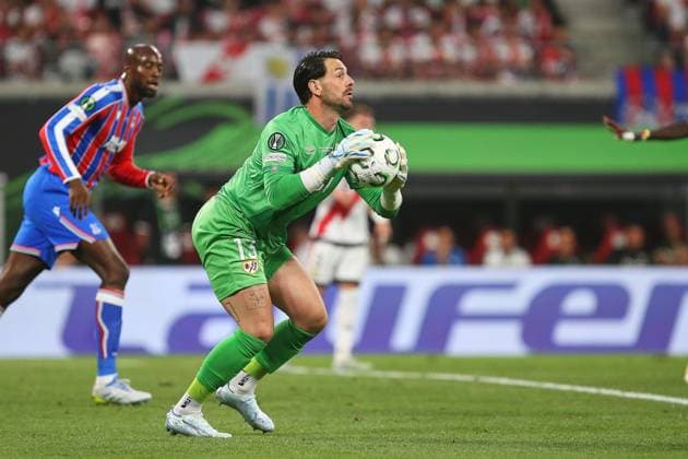 Leipzig, Sachsen, Deutschland, 27.05.2026: Red Bull Arena: Finale UEFA Conference League Crystal Palace - Rayo Vallecano: Jean-Philippe Mateta (14, Crystal Palace) und Torwart Augusto Batalla (13, Rayo Vallecano) Copyright: xdtsxNachrichtenagenturx dts_120892