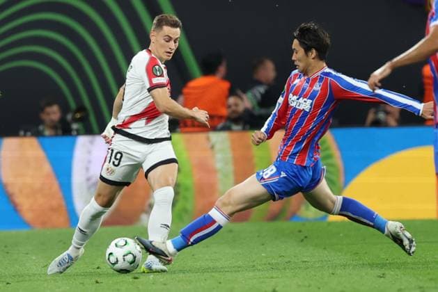 27.05.2026 - SOCCER - 2025-2026 UEFA Conference League final , Crystal Palace vs Rayo Vallecano Jorge de Frutos (Rayo Vallecano) and Daichi Kamada (Crystal Palace) in duel LEIPZIG Red Bull Arena ,Leipzig Red Bull Arena (Leipzig) Germany