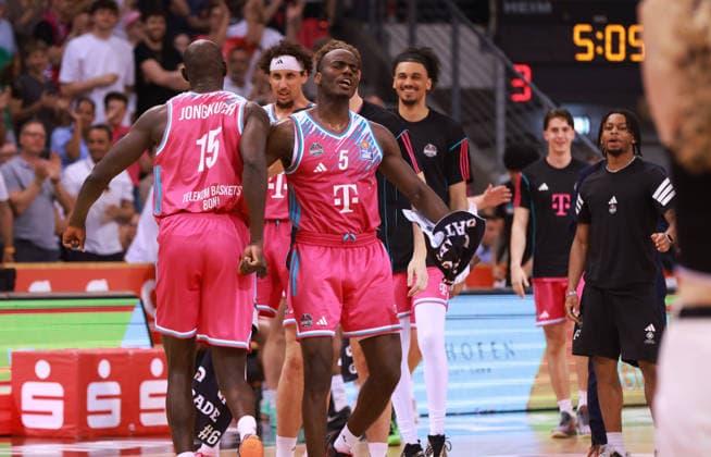 V.l. Kur Jongkuch (Bonn), Michael Kessens (Bonn), Tylan Birts (Bonn) und Jonathan Bähre (Bonn), Bonn, Deutschland, 27.05.2026, Basketball Bundesliga, 5. Viertelfinale, Telekom Baskets Bonn vs Fitness First Würzburg Baskets