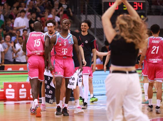 V.l. Kur Jongkuch (Bonn), Michael Kessens (Bonn), Tylan Birts (Bonn) und Jonathan Bähre (Bonn), Bonn, Deutschland, 27.05.2026, Basketball Bundesliga, 5. Viertelfinale, Telekom Baskets Bonn vs Fitness First Würzburg Baskets