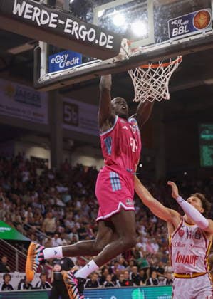Dunking - Kur Jongkuch Telekom Baskets Bonn vs. Fitness First Würzburg (Wuerzburg) Baskets Playoffs Viertelfinale Spiel 5 - Saison 2025 26