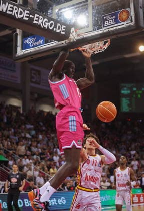 Dunking - Kur Jongkuch Telekom Baskets Bonn vs. Fitness First Würzburg (Wuerzburg) Baskets Playoffs Viertelfinale Spiel 5 - Saison 2025 26