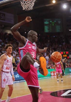 Dunking - Kur Jongkuch Telekom Baskets Bonn vs. Fitness First Würzburg (Wuerzburg) Baskets Playoffs Viertelfinale Spiel 5 - Saison 2025 26