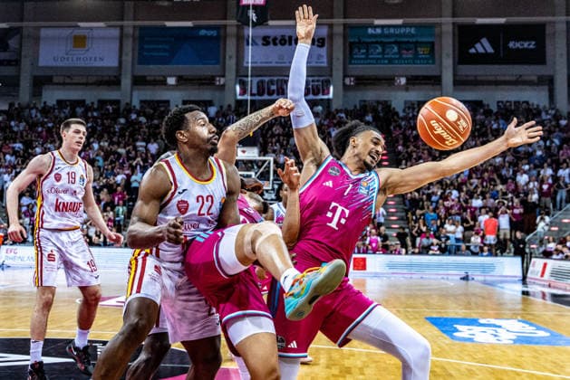 Alijah Comithier (Telekom Baskets Bonn, 02) wird in die Zange genommen und Jonathan Baehre (Telekom Baskets Bonn, 01) streckt isch nach dem Ball vs Johnathan Stove (Fitness First Wuerzburg Baskets, 22), 219 im Hintergrund Telekom Baskets Bonn vs. Fitness First Wuerzburg Baskets, Basketball, easy Credit BBL, Playoffs, Viertelfinale, 5. Spieltag, 2025 2026, 27.05.2026 Telekom Baskets Bonn vs. Fitness First Wuerzburg Baskets, Basketball, easy Credit BBL, Playoffs, Viertelfinale, 5. Spieltag, 2025 2026, 27.05.2026 Bonn *** Alijah Comithier Telekom Baskets Bonn, 02 is tackled and Jonathan Baehre Telekom Baskets Bonn, 01 stretches for the ball against Johnathan Stove Fitness First Wuerzburg Baskets, 22 , 219 in the background Telekom Baskets Bonn vs Fitness First Wuerzburg Baskets, Basketball, easy Credit BBL, Playoffs, Quarterfinals, Matchday 5, 2025 2026, 27 05 2026 Telekom Baskets Bonn vs Fitness First Wuerzburg Baskets, Basketball, easy Credit BBL, Playoffs, Quarterfinals, Matchday 5, 2025 2026, 27 05 2026 Bonn Copyright: xEibner-Pressefoto GerhardxWingenx EP_GWR