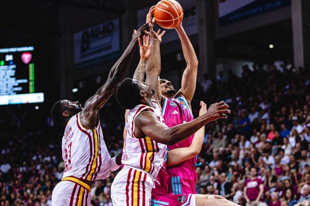 easyCredit Basketball Bundesliga, 5. Playoff-Viertelfinale: Telekom Baskets Bonn vs. Fitness First Baskets Würzburg, 27.05.2026 Jonathan Bähre (Telekom Baskets Bonn 1) holt den Rebound gegen Eddy Edigin Jr. (Würzburg 27) und Johnathan Stove (Würzburg 22) - easyCredit Basketball Bundesliga, 5. Playoff-Viertelfinale: Telekom Baskets Bonn vs. Fitness First Baskets Würzburg, 27.05.2026, Telekom Dome Bonn Copyright: xBEAUTIFULxSPORTS Derixx
