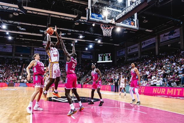 easyCredit Basketball Bundesliga, 5. Playoff-Viertelfinale: Telekom Baskets Bonn vs. Fitness First Baskets Würzburg, 27.05.2026 Charles Thompson (Würzburg 32) gegen ganz Bonn - easyCredit Basketball Bundesliga, 5. Playoff-Viertelfinale: Telekom Baskets Bonn vs. Fitness First Baskets Würzburg, 27.05.2026, Telekom Dome Bonn Copyright: xBEAUTIFULxSPORTS Derixx