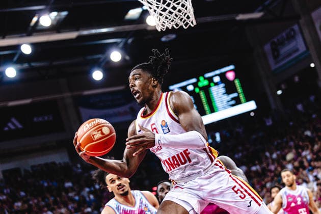easyCredit Basketball Bundesliga, 5. Playoff-Viertelfinale: Telekom Baskets Bonn vs. Fitness First Baskets Würzburg, 27.05.2026 Marcus Carr (Würzburg 5) taucht unter dem Korb durch - easyCredit Basketball Bundesliga, 5. Playoff-Viertelfinale: Telekom Baskets Bonn vs. Fitness First Baskets Würzburg, 27.05.2026, Telekom Dome Bonn Copyright: xBEAUTIFULxSPORTS Derixx