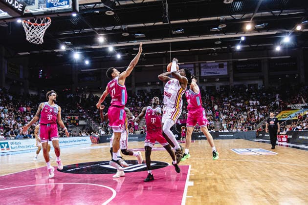 easyCredit Basketball Bundesliga, 5. Playoff-Viertelfinale: Telekom Baskets Bonn vs. Fitness First Baskets Würzburg, 27.05.2026 Marcus Carr (Würzburg 5) gegen ganz Bonn - easyCredit Basketball Bundesliga, 5. Playoff-Viertelfinale: Telekom Baskets Bonn vs. Fitness First Baskets Würzburg, 27.05.2026, Telekom Dome Bonn Copyright: xBEAUTIFULxSPORTS Derixx