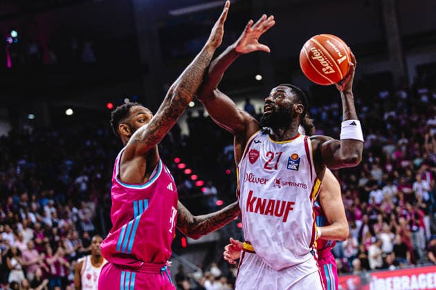 easyCredit Basketball Bundesliga, 5. Playoff-Viertelfinale: Telekom Baskets Bonn vs. Fitness First Baskets Würzburg, 27.05.2026 Eddy Edigin Jr. (Würzburg 27) und Jeff Garrett Jr. (Telekom Baskets Bonn 4) - easyCredit Basketball Bundesliga, 5. Playoff-Viertelfinale: Telekom Baskets Bonn vs. Fitness First Baskets Würzburg, 27.05.2026, Telekom Dome Bonn Copyright: xBEAUTIFULxSPORTS Derixx