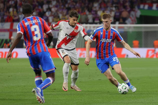 27.05.2026, xtgx, Fussball UEFA Conference League Finale 2026, Crystal Palace - Rayo Vallecano v.l. Tyrick Mitchell (Crystal Palace) Andrei Ratiu (Rayo Vallecano) Adam Wharton (Crystal Palace) Zweikampf, Aktion, action, battle for the ball (UEFA REGULATIONS PROHIBIT ANY USE OF PHOTOGRAPHS as IMAGE SEQUENCES and or QUASI-VIDEO) Red Bull Arena