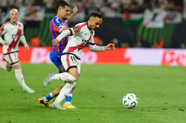 LEIPZIG, GERMANY - MAY 27: r28 and Daniel Munoz (2 Crystal Palace) during the UEFA Conference League Final 2025 26 match between Crystal Palace and Rayo Vallecano at Leipzig Stadium in Leipzig, Germany (Photo by Sven Beyrich Sports Press Photo)  Copyright: xSvenxBeyrich SportsxPressxPhotox Sportspressphoto_SPR155637