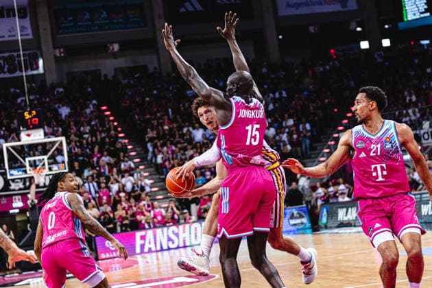 easyCredit Basketball Bundesliga, 5. Playoff-Viertelfinale: Telekom Baskets Bonn vs. Fitness First Baskets Würzburg, 27.05.2026 Brae Ivey (Würzburg 11) zerschellt an Kur Jongkuch (Telekom Baskets Bonn 15) - easyCredit Basketball Bundesliga, 5. Playoff-Viertelfinale: Telekom Baskets Bonn vs. Fitness First Baskets Würzburg, 27.05.2026, Telekom Dome Bonn Copyright: xBEAUTIFULxSPORTS Derixx