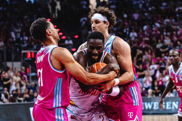 easyCredit Basketball Bundesliga, 5. Playoff-Viertelfinale: Telekom Baskets Bonn vs. Fitness First Baskets Würzburg, 27.05.2026 Eddy Edigin Jr. (Würzburg 27) gegen Joel Aminu (Telekom Baskets Bonn 21) un Michael Kessens (Telekom Baskets Bonn 6) - easyCredit Basketball Bundesliga, 5. Playoff-Viertelfinale: Telekom Baskets Bonn vs. Fitness First Baskets Würzburg, 27.05.2026, Telekom Dome Bonn Copyright: xBEAUTIFULxSPORTS Derixx