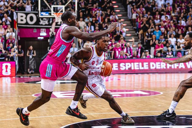 easyCredit Basketball Bundesliga, 5. Playoff-Viertelfinale: Telekom Baskets Bonn vs. Fitness First Baskets Würzburg, 27.05.2026 Marcus Carr (Würzburg 5) gegen Tylan Birts (Telekom Baskets Bonn 5) - easyCredit Basketball Bundesliga, 5. Playoff-Viertelfinale: Telekom Baskets Bonn vs. Fitness First Baskets Würzburg, 27.05.2026, Telekom Dome Bonn Copyright: xBEAUTIFULxSPORTS Derixx