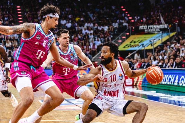 easyCredit Basketball Bundesliga, 5. Playoff-Viertelfinale: Telekom Baskets Bonn vs. Fitness First Baskets Würzburg, 27.05.2026 Davion Mintz (Würzburg 10) gegen Michael Kessens (Telekom Baskets Bonn 6) und Grayson Murphy (Telekom Baskets Bonn 7) - easyCredit Basketball Bundesliga, 5. Playoff-Viertelfinale: Telekom Baskets Bonn vs. Fitness First Baskets Würzburg, 27.05.2026, Telekom Dome Bonn Copyright: xBEAUTIFULxSPORTS Derixx