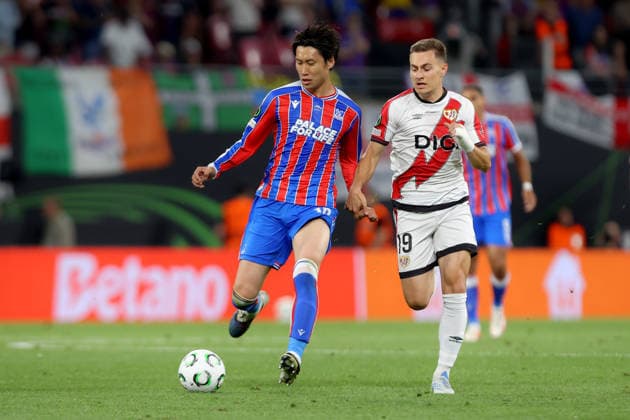 27.05.2026, xtgx, Fussball UEFA Conference League Finale 2026, Crystal Palace - Rayo Vallecano v.l. Daichi Kamada (Crystal Palace) Jorge de Frutos (Rayo Vallecano) Zweikampf, Aktion, action, battle for the ball (UEFA REGULATIONS PROHIBIT ANY USE OF PHOTOGRAPHS as IMAGE SEQUENCES and or QUASI-VIDEO) Red Bull Arena