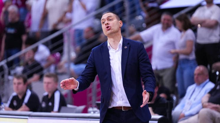 27.05.2026, xydrx, Basketball, easyCredit Basketball Bundesliga, Playoffs, Viertelfinale Spiel 5, Telekom Baskets Bonn - Fitness First Würzburg Baskets, Telekom Dome Bonn: Sasa Filipovski (Fitness First Wuerzburg Baskets Cheftrainer) gestikulierend Copyright: HMBxMedia YannisxDreimann