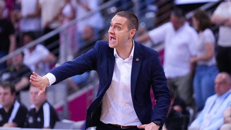 27.05.2026, xydrx, Basketball, easyCredit Basketball Bundesliga, Playoffs, Viertelfinale Spiel 5, Telekom Baskets Bonn - Fitness First Würzburg Baskets, Telekom Dome Bonn: Sasa Filipovski (Fitness First Wuerzburg Baskets Cheftrainer) gestikulierend Copyright: HMBxMedia YannisxDreimann