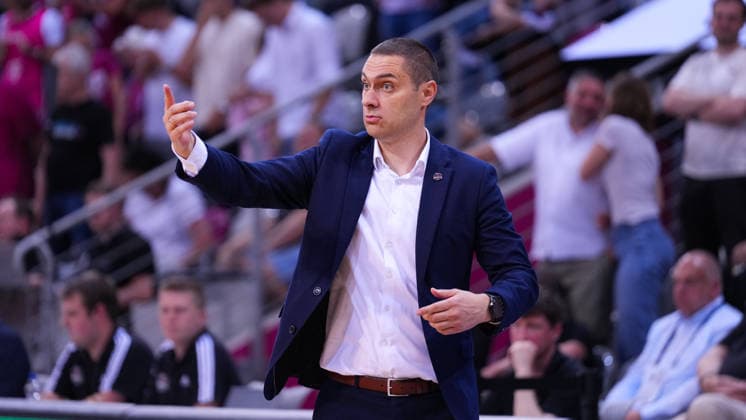 27.05.2026, xydrx, Basketball, easyCredit Basketball Bundesliga, Playoffs, Viertelfinale Spiel 5, Telekom Baskets Bonn - Fitness First Würzburg Baskets, Telekom Dome Bonn: Sasa Filipovski (Fitness First Wuerzburg Baskets Cheftrainer) gestikulierend Copyright: HMBxMedia YannisxDreimann