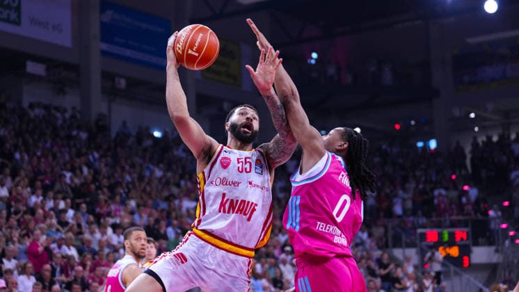 27.05.2026, xydrx, Basketball, easyCredit Basketball Bundesliga, Playoffs, Viertelfinale Spiel 5, Telekom Baskets Bonn - Fitness First Würzburg Baskets, Telekom Dome Bonn: David Muenkat (Fitness First Wuerzburg Baskets, 55) im Zweikampf gegen Jalen Finch (Telekom Baskets Bonn, 0) Copyright: HMBxMedia YannisxDreimann