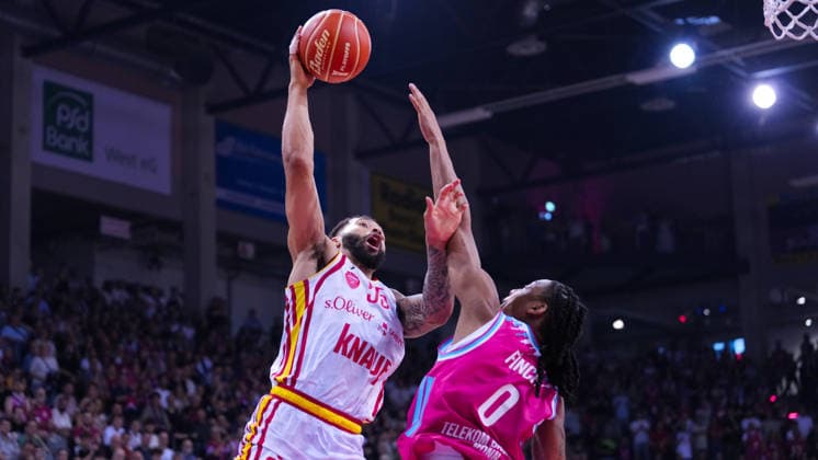 27.05.2026, xydrx, Basketball, easyCredit Basketball Bundesliga, Playoffs, Viertelfinale Spiel 5, Telekom Baskets Bonn - Fitness First Würzburg Baskets, Telekom Dome Bonn: David Muenkat (Fitness First Wuerzburg Baskets, 55) im Zweikampf gegen Jalen Finch (Telekom Baskets Bonn, 0) Copyright: HMBxMedia YannisxDreimann