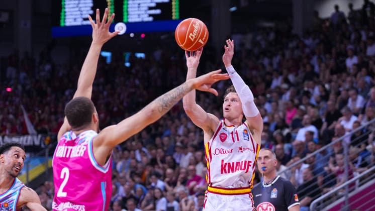 27.05.2026, xydrx, Basketball, easyCredit Basketball Bundesliga, Playoffs, Viertelfinale Spiel 5, Telekom Baskets Bonn - Fitness First Würzburg Baskets, Telekom Dome Bonn: Alijah Comithier (Telekom Baskets Bonn, 2) im Zweikampf gegen Brae Ivey (Fitness First Wuerzburg Baskets, 11) Copyright: HMBxMedia YannisxDreimann