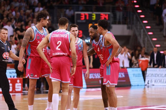 V.l. Michael Kessens, Alijah Comithier, Grayson Murphy, Jeff Garrett und Joel Aminu (Bonn), Bonn, Deutschland, 27.05.2026, Basketball Bundesliga, 5. Viertelfinale, Telekom Baskets Bonn vs Fitness First Würzburg Baskets