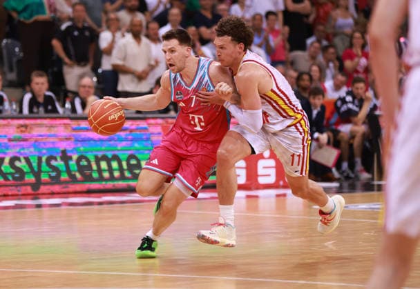 Grayson Murphy (Bonn) am Ball gegen Brae Ivey (Würzburg), Bonn, Deutschland, 27.05.2026, Basketball Bundesliga, 5. Viertelfinale, Telekom Baskets Bonn vs Fitness First Würzburg Baskets