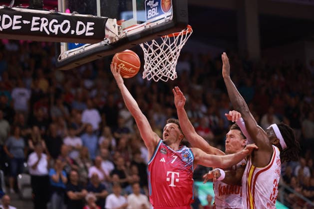 Grayson Murphy (Bonn) am Ball unter dem Korb gegen Brae Ivey (Würzburg) und Charles Thompson (Würzburg), Bonn, Deutschland, 27.05.2026, Basketball Bundesliga, 5. Viertelfinale, Telekom Baskets Bonn vs Fitness First Würzburg Baskets