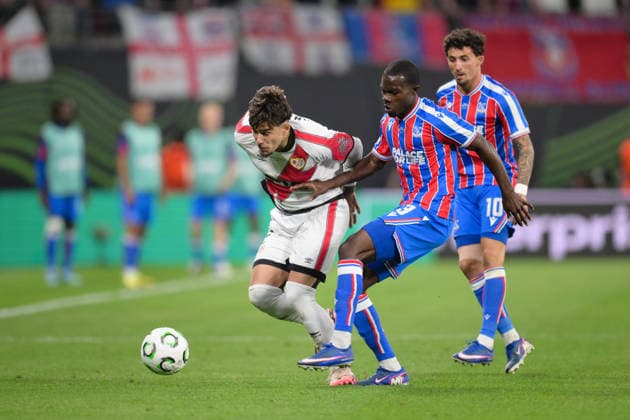 Fußball, UEFA Conference League Finale, 20260527, Crystal Palace - Rayo Vallecano. Im Bild v.l. Andrei RAÈöIU (Rayo, 2), Tyrick MITCHELL (Crystal, 3).& xA;& xA; Leipzig Red Bull Arena Sachsen Deutschland Copyright: Passion2Press MarkusxFischerx