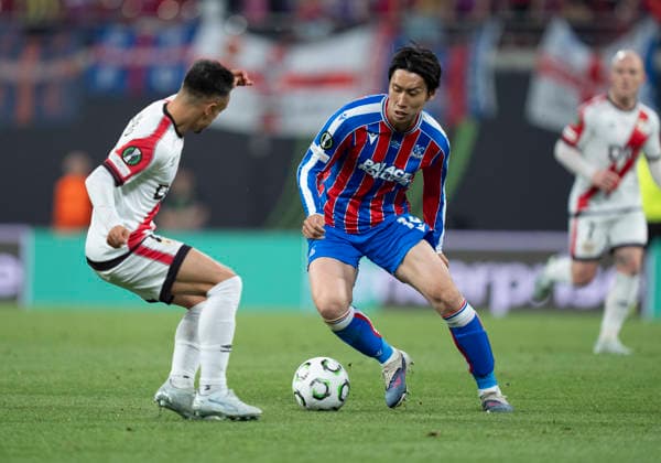 Zweikampf zwischen: duel between: Daichi Kamada (Crystal Palace, 18) und Unai Lopez (Rayo Vallecano, 17) Crystal Palace - Rayo Vallecano, Football, Final UEFA Conference League 2026, Leipzig Stadium, Leipzig DFL regulations prohibit any use of photographs as image sequences and or quasi-video. Copyright: HMBxMedia xMarcoxBader