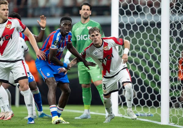 Zweikampf zwischen: duel between: Pep Chavarria (Rayo Vallecano, 3) re. und Ismaila Sarr (Crystal Palace, 7) Crystal Palace - Rayo Vallecano, Football, Final UEFA Conference League 2026, Leipzig Stadium, Leipzig DFL regulations prohibit any use of photographs as image sequences and or quasi-video. Copyright: HMBxMedia xMarcoxBader