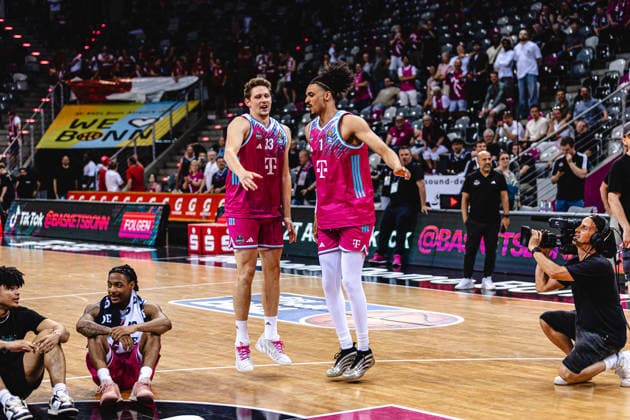 easyCredit Basketball Bundesliga, 5. Playoff-Viertelfinale: Telekom Baskets Bonn vs. Fitness First Baskets Würzburg, 27.05.2026 Patrick Heckmann (Telekom Baskets Bonn 33) und Jonathan Bähre (Telekom Baskets Bonn 1) feiern - easyCredit Basketball Bundesliga, 5. Playoff-Viertelfinale: Telekom Baskets Bonn vs. Fitness First Baskets Würzburg, 27.05.2026, Telekom Dome Bonn Copyright: xBEAUTIFULxSPORTS Derixx