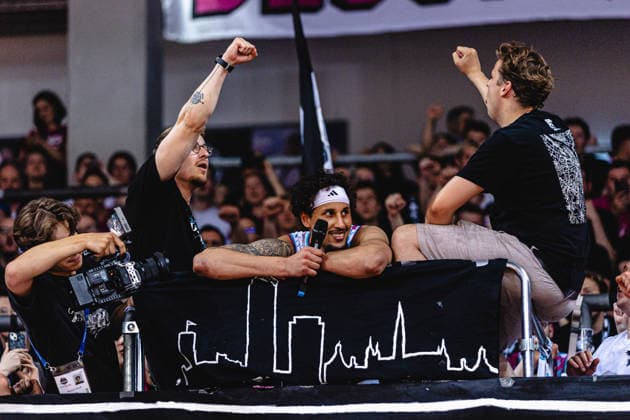 easyCredit Basketball Bundesliga, 5. Playoff-Viertelfinale: Telekom Baskets Bonn vs. Fitness First Baskets Würzburg, 27.05.2026 Bonns Kapitän Michael Kessens (Telekom Baskets Bonn 6) genießt die Humba sichtlich - easyCredit Basketball Bundesliga, 5. Playoff-Viertelfinale: Telekom Baskets Bonn vs. Fitness First Baskets Würzburg, 27.05.2026, Telekom Dome Bonn Copyright: xBEAUTIFULxSPORTS Derixx