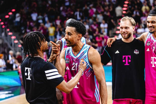 easyCredit Basketball Bundesliga, 5. Playoff-Viertelfinale: Telekom Baskets Bonn vs. Fitness First Baskets Würzburg, 27.05.2026 Joel Aminu (Telekom Baskets Bonn 21) und Zachery Cooks (Telekom Baskets Bonn 3) feiern- easyCredit Basketball Bundesliga, 5. Playoff-Viertelfinale: Telekom Baskets Bonn vs. Fitness First Baskets Würzburg, 27.05.2026, Telekom Dome Bonn Copyright: xBEAUTIFULxSPORTS Derixx