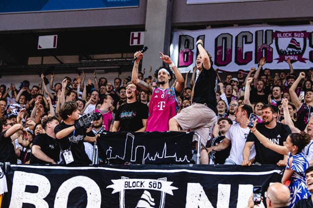 easyCredit Basketball Bundesliga, 5. Playoff-Viertelfinale: Telekom Baskets Bonn vs. Fitness First Baskets Würzburg, 27.05.2026 Michael Kessens (Telekom Baskets Bonn 6) feiert mit den Fans - easyCredit Basketball Bundesliga, 5. Playoff-Viertelfinale: Telekom Baskets Bonn vs. Fitness First Baskets Würzburg, 27.05.2026, Telekom Dome Bonn Copyright: xBEAUTIFULxSPORTS Derixx