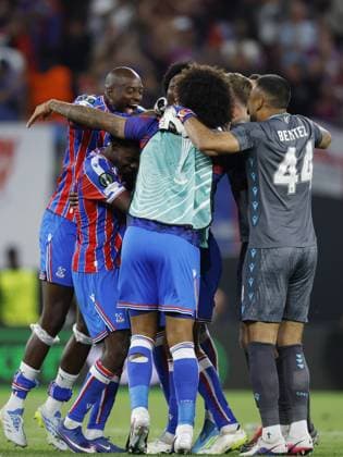 LEIPZIG - (l-r) Jean-Philippe Mateta of Crystal Palace FC, Crystal Palace FC goalkeeper Walter Benitez and teammates celebrate the victory during the UEFA Conference League final between Crystal Palace FC and Rayo Vallecano de Madrid at the Leipzig Arena on May 27, 2026 in Leipzig, Germany. MAURICE VAN STEEN ANP UEFA Conference League - FINAL 2025-2026 xVIxANPxSportx xMauricexvanxSteenxIVx 559469379 originalFilename: 559469379.jpg