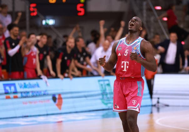 Schlussjubel Tylan Birts (Bonn), Bonn, Deutschland, 27.05.2026, Basketball Bundesliga, 5. Viertelfinale, Telekom Baskets Bonn vs Fitness First Würzburg Baskets