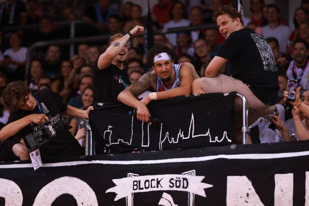 Schlussjubel Michael Kessens (Bonn), Bonn, Deutschland, 27.05.2026, Basketball Bundesliga, 5. Viertelfinale, Telekom Baskets Bonn vs Fitness First Würzburg Baskets