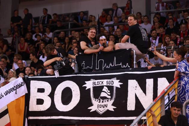 Schlussjubel Michael Kessens (Bonn), Bonn, Deutschland, 27.05.2026, Basketball Bundesliga, 5. Viertelfinale, Telekom Baskets Bonn vs Fitness First Würzburg Baskets