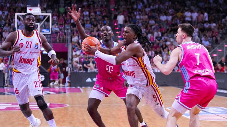 27.05.2026, xydrx, Basketball, easyCredit Basketball Bundesliga, Playoffs, Viertelfinale Spiel 5, Telekom Baskets Bonn - Fitness First Würzburg Baskets, Telekom Dome Bonn: Tylan Birts (Telekom Baskets Bonn, 5) im Zweikampf gegen Marcus Carr (Fitness First Wuerzburg Baskets, 5) Copyright: HMBxMedia YannisxDreimann