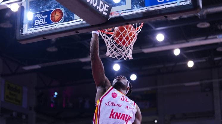 27.05.2026, xydrx, Basketball, easyCredit Basketball Bundesliga, Playoffs, Viertelfinale Spiel 5, Telekom Baskets Bonn - Fitness First Würzburg Baskets, Telekom Dome Bonn: Charles Thompson (Fitness First Wuerzburg Baskets, 32) beim Dunk Copyright: HMBxMedia YannisxDreimann