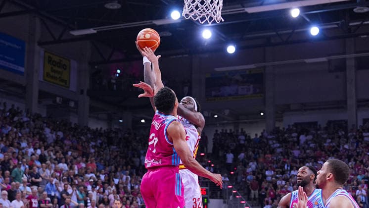 27.05.2026, xydrx, Basketball, easyCredit Basketball Bundesliga, Playoffs, Viertelfinale Spiel 5, Telekom Baskets Bonn - Fitness First Würzburg Baskets, Telekom Dome Bonn: Joel Aminu (Telekom Baskets Bonn, 21) im Zweikampf gegen Charles Thompson (Fitness First Wuerzburg Baskets, 32) Copyright: HMBxMedia YannisxDreimann
