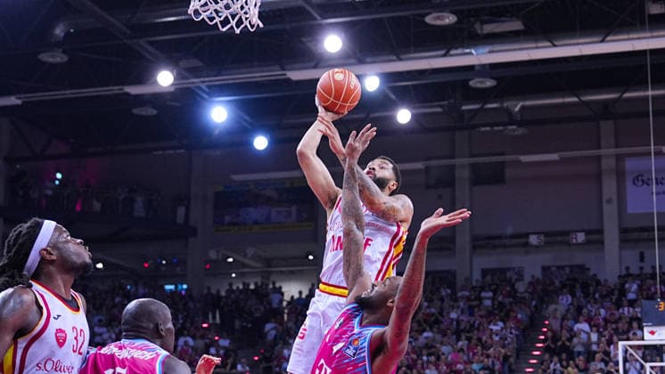 27.05.2026, xydrx, Basketball, easyCredit Basketball Bundesliga, Playoffs, Viertelfinale Spiel 5, Telekom Baskets Bonn - Fitness First Würzburg Baskets, Telekom Dome Bonn: David Muenkat (Fitness First Wuerzburg Baskets, 55) im Zweikampf gegen Jeff Garrett Jr. (Telekom Baskets Bonn, 4) Copyright: HMBxMedia YannisxDreimann