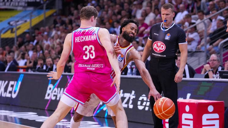 27.05.2026, xydrx, Basketball, easyCredit Basketball Bundesliga, Playoffs, Viertelfinale Spiel 5, Telekom Baskets Bonn - Fitness First Würzburg Baskets, Telekom Dome Bonn: Patrick Heckmann (Telekom Baskets Bonn, 33) im Zweikampf gegen Davion Mintz (Fitness First Wuerzburg Baskets, 10) Copyright: HMBxMedia YannisxDreimann
