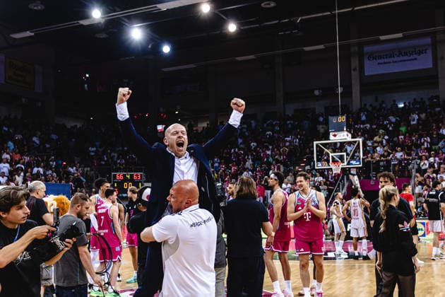easyCredit Basketball Bundesliga, 5. Playoff-Viertelfinale: Telekom Baskets Bonn vs. Fitness First Baskets Würzburg, 27.05.2026 Physio Bogdan Suciu jubelt mit Lionel Bosco (Telekom Baskets Bonn Assistant Coach) - easyCredit Basketball Bundesliga, 5. Playoff-Viertelfinale: Telekom Baskets Bonn vs. Fitness First Baskets Würzburg, 27.05.2026, Telekom Dome Bonn Copyright: xBEAUTIFULxSPORTS Derixx