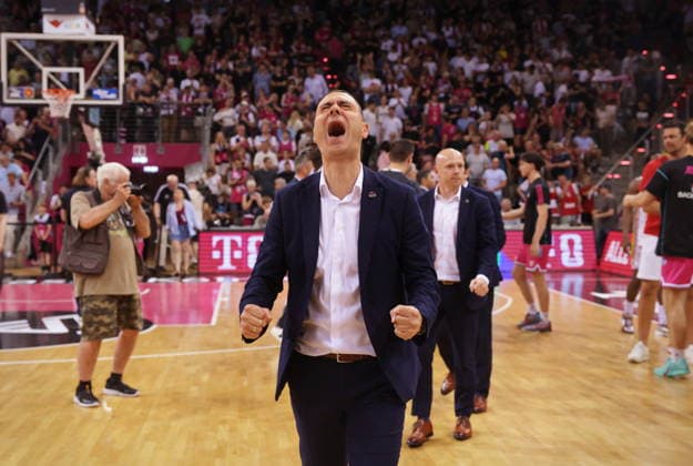 Trainer Marko Stankovic Telekom Baskets Bonn - Jubel nach Sieg vs. Fitness First Würzburg (Wuerzburg) Baskets Playoffs Viertelfinale Spiel 5 - Saison 2025 26