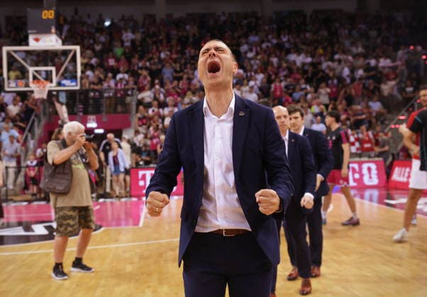 Trainer Marko Stankovic Telekom Baskets Bonn - Jubel nach Sieg vs. Fitness First Würzburg (Wuerzburg) Baskets Playoffs Viertelfinale Spiel 5 - Saison 2025 26