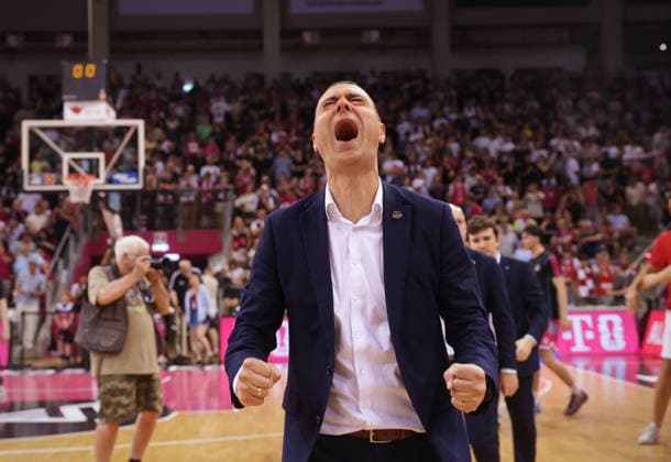 Trainer Marko Stankovic Telekom Baskets Bonn - Jubel nach Sieg vs. Fitness First Würzburg (Wuerzburg) Baskets Playoffs Viertelfinale Spiel 5 - Saison 2025 26