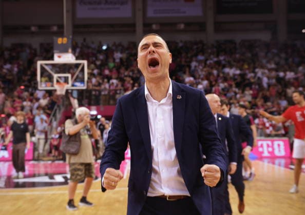 Trainer Marko Stankovic Telekom Baskets Bonn - Jubel nach Sieg vs. Fitness First Würzburg (Wuerzburg) Baskets Playoffs Viertelfinale Spiel 5 - Saison 2025 26